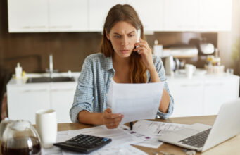 Multas lingüisticas en Cataluña Chica sorprendida por recepción de multa lingüística